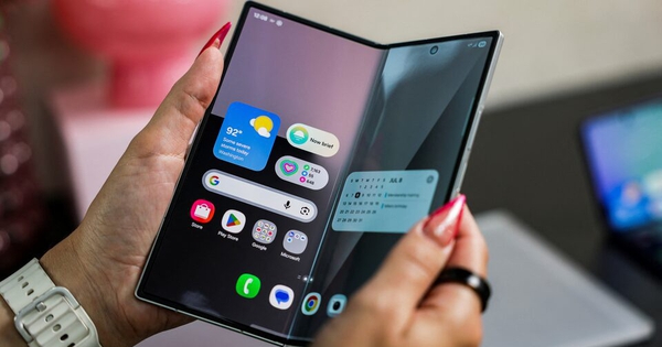 Có nên bỏ tablet để chuyển sang điện thoại gập?