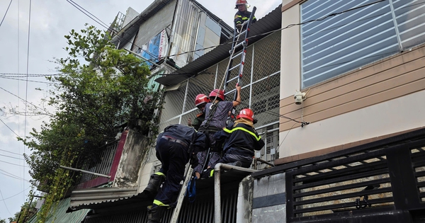 Giải cứu 3 người mắc kẹt trong vụ sập gác lửng ở TP.HCM