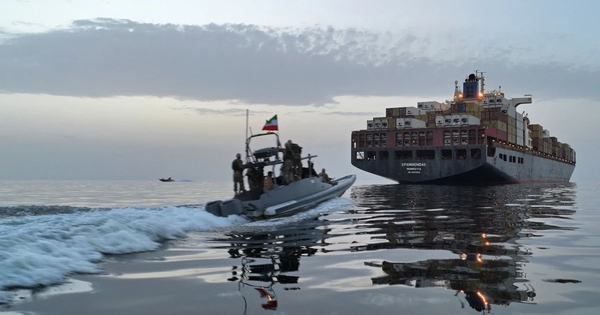 Iran tuyên bố bắt tàu lặn không người lái của Mỹ, Washington phản ứng