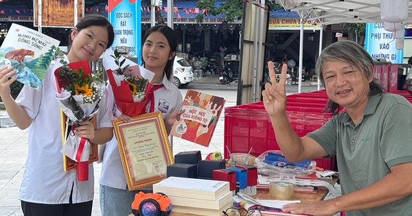Họa sĩ chở 6,5 tấn sách đi xuyên Việt gặp gỡ độc giả