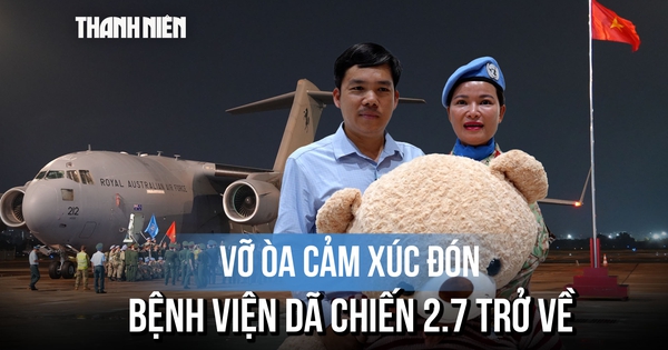 Cầm gấu bông khổng lồ đón vợ là lính mũ nồi xanh làm nhiệm vụ trở về