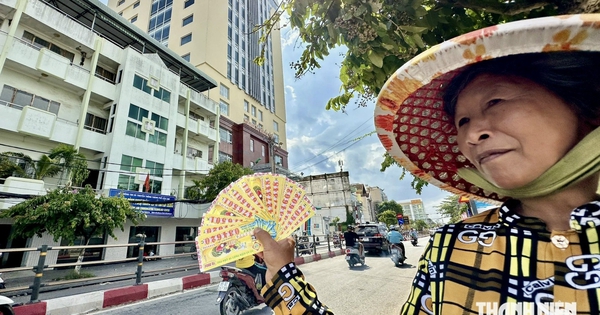 Người bán vé số dạo được giảm phí đóng khi tham gia bảo hiểm y tế gia đình