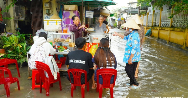 Quán bún riêu miền Tây 'sống chung với nước ngập': Có khách chờ triều cường lên mới đến