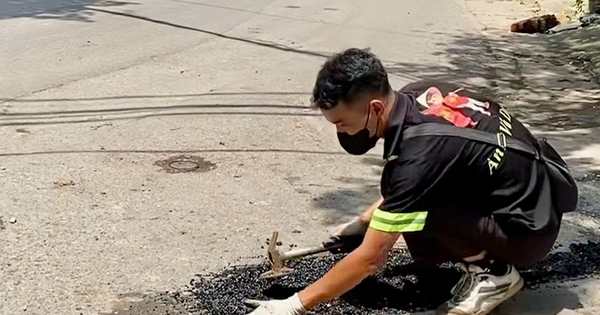 Chàng thanh niên ngày đi làm, chiều tối vá từng ổ gà