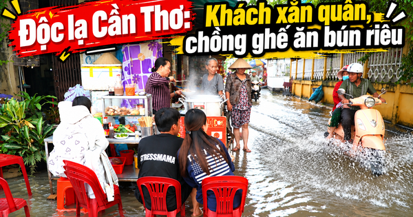 Độc lạ: Khách xắn quần, chồng ghế ăn bún riêu giữa triều cường Cần Thơ