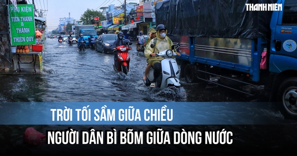 Trời tối sầm giữa chiều, TP.HCM mưa như trút: Người dân bì bõm giữa dòng nước