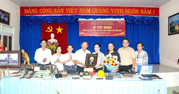 Trao tặng nhiều tư liệu quý về cố Thủ tướng Võ Văn Kiệt cho Cà Mau