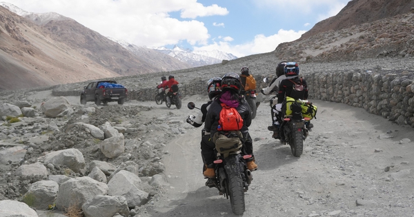 Vòng xe chậm rãi của các biker ở 'cổng trời' Khardung La