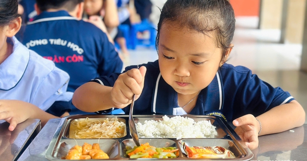 Được ăn bán trú trở lại, học sinh TP.HCM vui như tết