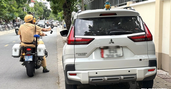 Đỗ xe trên vỉa hè để tránh kẹt xe có bị CSGT xử phạt?
