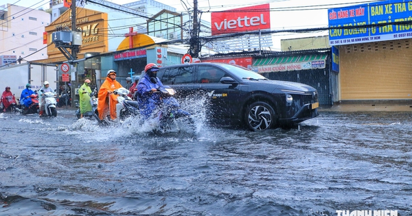 Mới chiều mà trời tối sầm, mưa lớn ở TP.HCM: Đường lớn, khu dân cư 'thành sông'