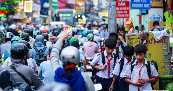 Ùn tắc trước cổng trường ở TP.HCM: Phụ huynh dừng tràn lan ở lòng đường khắp nơi