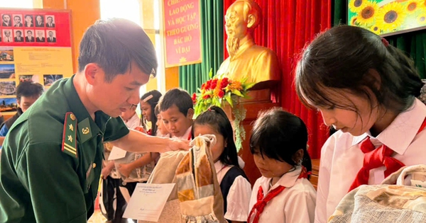 Món quà khai trường 'đặc biệt' từ chiến sĩ quân hàm xanh gửi trẻ em vùng biên