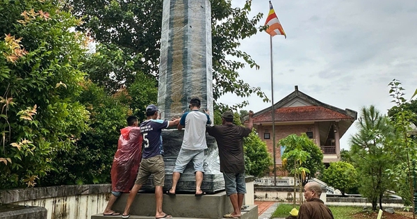 Học viện Phật giáo Việt Nam tại Huế dựng trụ kinh chuyển pháp luân đầu tiên