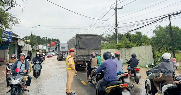 CSGT hỗ trợ người dân vượt qua đoạn đường bị ngập nặng