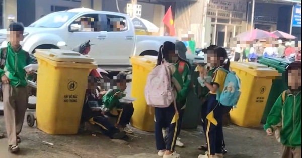 Học sinh ăn sáng cạnh thùng rác trước cổng trường, nhà trường nói gì?