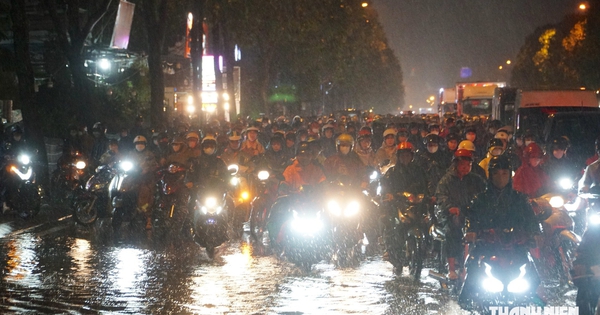 Mưa lớn, ngập nước, kẹt xe ở TP.HCM: Đường Phạm Văn Đồng ùn ứ gần 3 km