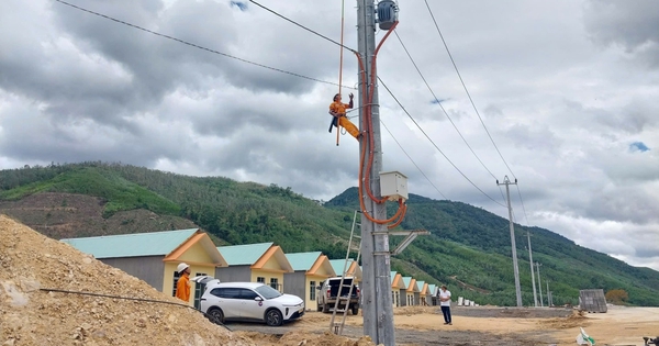 Đóng điện khu tái định cư vùng thiên tai làng Tbưng