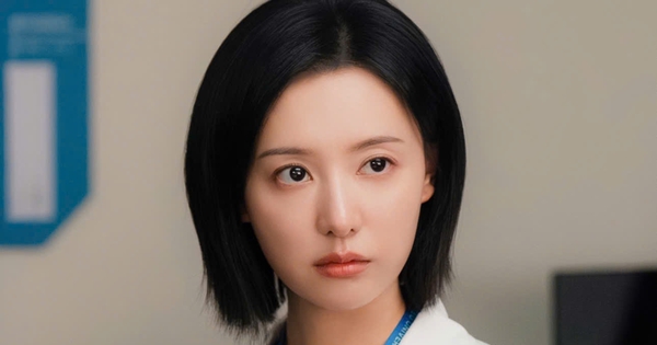 Kim Ji Won thay đổi hình tượng, hóa bác sĩ sau cơn sốt 'Nữ hoàng nước mắt'