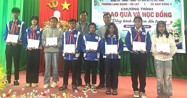 Tặng áo đồng phục phối thổ cẩm cho học sinh lớp 1 ở Đà Lạt