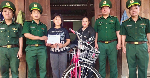 Chiếc xe đạp mới 'chở' ước mơ đến trường của nữ sinh nghèo vùng biên Đà Nẵng