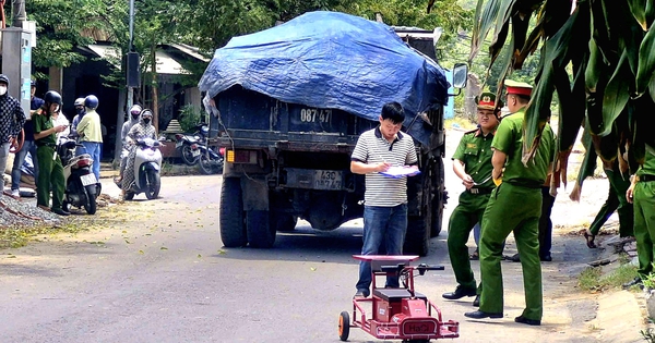 Tai nạn giữa xe tải với xe điện đồ chơi tự chế, bé trai 5 tuổi tử vong thương tâm