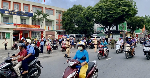 Đưa con đi học mỗi ngày, CSGT TP.HCM nhắc phụ huynh những điều này