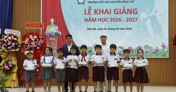 31 học sinh nghèo, khó khăn ở xã Nhà Bè nhận học bổng đầu năm học