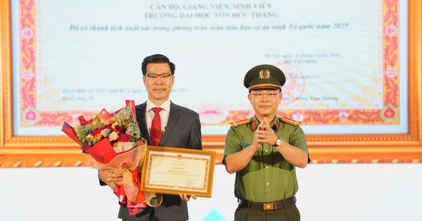 Trường ĐH Tôn Đức Thắng nhận bằng khen từ Bộ Công an trong lễ khai giảng