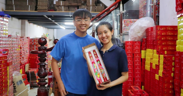 Gác lại công việc lương 30 triệu đồng/tháng, vợ chồng trẻ nối nghiệp làm đèn cầy cưới