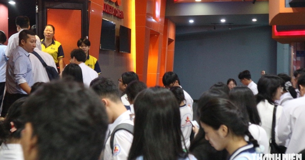 Khai giảng xong nhưng không về, cả trăm học sinh kéo nhau đi đâu?