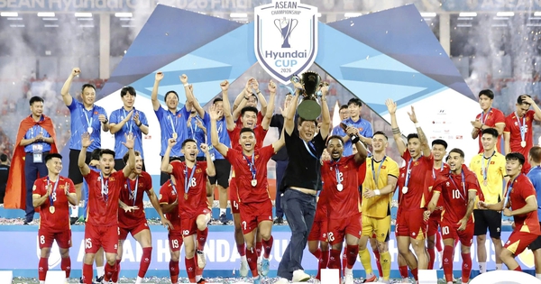 Bầu Thụy hoàn tất trao thưởng 7,5 tỉ đồng cho nhà vô địch ASEAN Cup đội tuyển Việt Nam