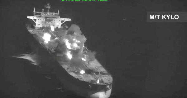 Iran nói đã tấn công tàu sân bay Mỹ, cảnh báo tàu thuyền ở eo biển Hormuz