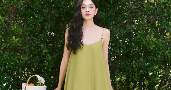 Xuống phố nhẹ tênh cùng đầm hai dây