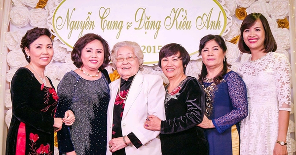 Mẹ 92 tuổi sợ ngủ một mình, các con lập tờ lịch đặc biệt