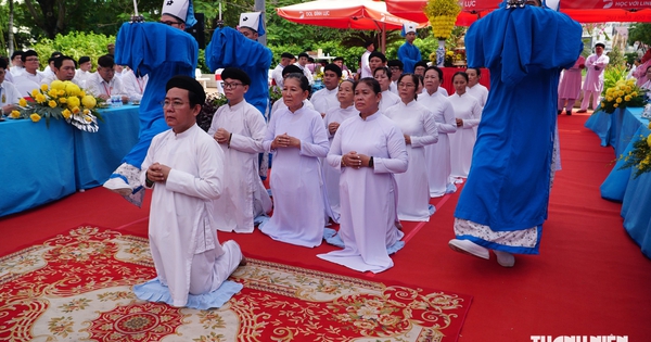 Tín đồ Cao Đài cầu siêu cho anh hùng liệt sĩ tại Công viên Lê Thị Riêng
