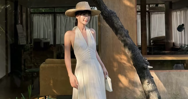 Mũ rộng vành phối váy dáng dài giúp nàng 'ghi trọn điểm' trong kỳ nghỉ