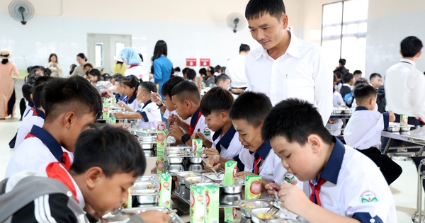 Bữa ăn bán trú đầu tiên ở Trường phổ thông nội trú liên cấp Thuận An