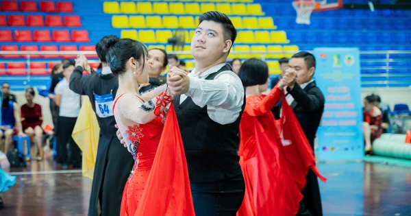 Nam sinh khiếm thị làm đủ thứ nghề kiếm sống và trở thành 'Sinh viên 5 tốt'