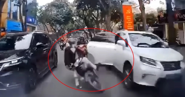 Mở cửa ô tô gây va chạm, trách nhiệm thuộc tài xế hay hành khách?