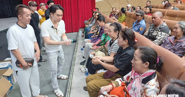 Sân khấu Trương Hùng Minh tặng quà cho hơn 100 nghệ sĩ nghèo