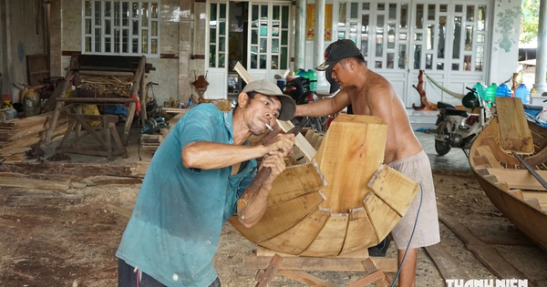 Mưu sinh mùa nước nổi - Kỳ 2: Những người bám nghề đóng xuồng