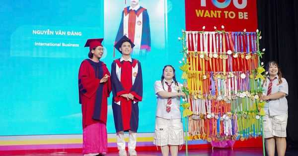 Choáng ngợp với nam sinh mang 156 tấm huy chương lên nhận bằng tốt nghiệp