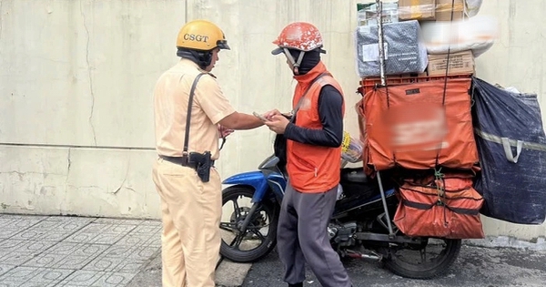 Nhiều shipper bị CSGT TP.HCM phạt vì chở hàng cồng kềnh, che biển số