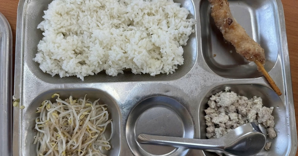 Hà Nội: Phụ huynh sốc với bữa ăn bán trú quá 'lèo tèo'