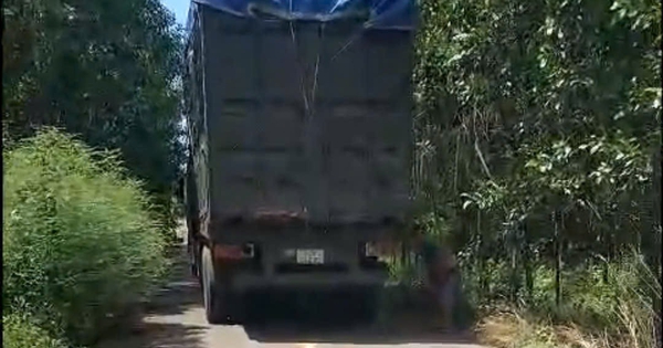Đường nông thôn vùng ven TP.HCM ngày đêm oằn mình vì xe tải ‘khủng’