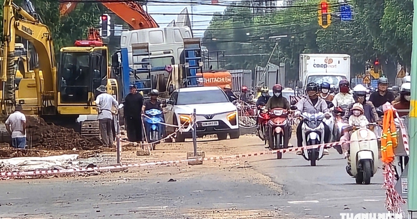 Đường Cách Mạng Tháng Tám thi công ì ạch, dân Tây Ninh khốn khổ sống giữa bụi đỏ, hố sâu