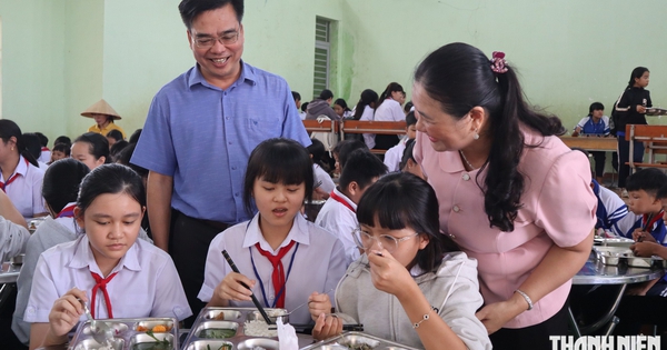 Học sinh biên giới Đồng Nai thích thú với những bữa ăn bán trú đầu tiên