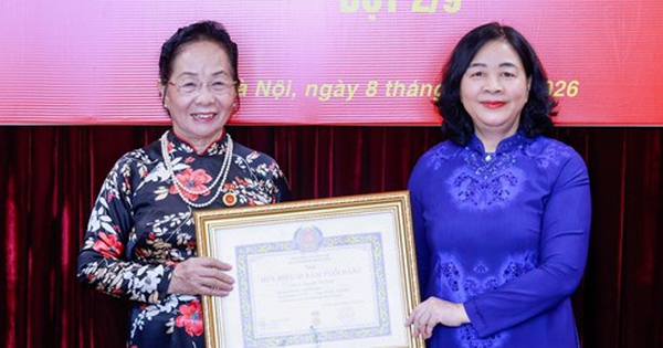 Nguyên Phó chủ tịch nước Nguyễn Thị Doan nhận Huy hiệu 45 năm tuổi Đảng