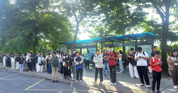 Đông đúc sinh viên mòn mỏi đứng đợi 'dài cổ' chờ xe buýt để đến trường